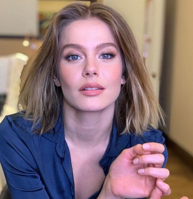 Kırmızı mayosuyla poz verdi, yer yerinden oynadı! Burcu Biricik'ten göz kamaştıran tatil pozu - Resim: 1