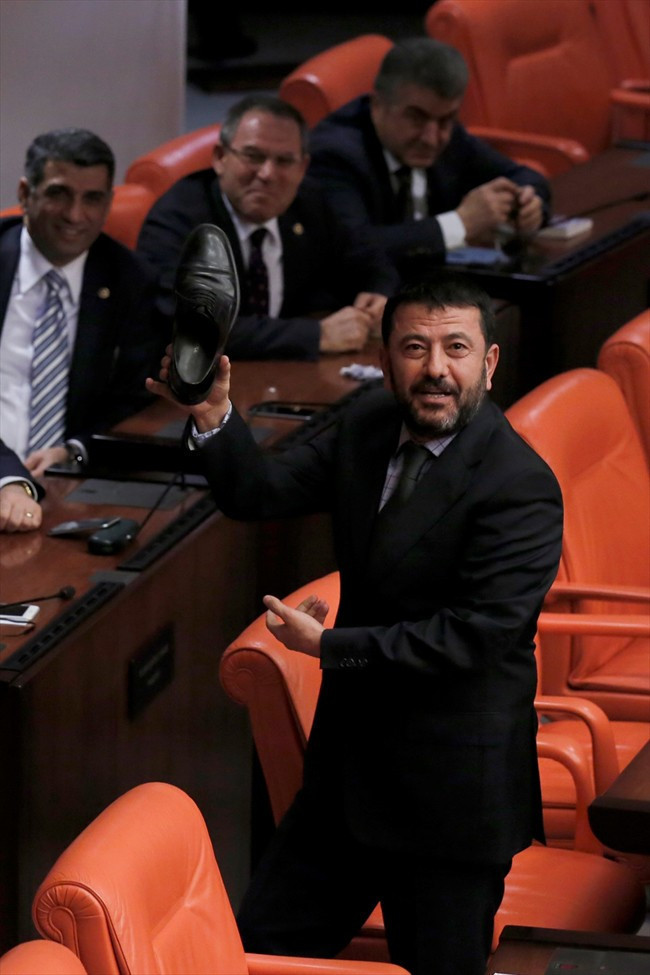 Meclis kürsüsünde ikinci ayakkabı vakası! - Resim: 2