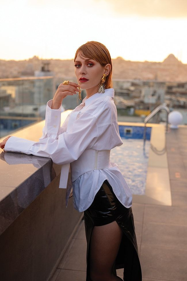 İnce siyah çoraplarıyla süper miniyi çekti! Hazal Türesan Instagram'ı yaktı geçti - Resim: 2