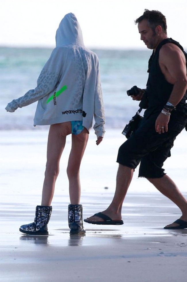 Ünlü yıldızın vücudu aşırı zayıflıktan sarktı - Resim: 3