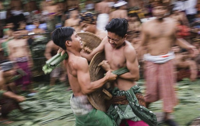 Bu nasıl gelenek birbirlerini dikenli telle dövüyorlar! - Resim: 1