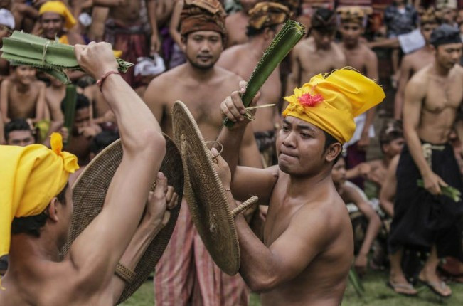Bu nasıl gelenek birbirlerini dikenli telle dövüyorlar! - Resim: 3