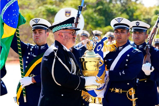 Altın vazoyu askeri uçak korudu! İçinde bakın ne var... Doğru tahmin etmek imkansız - Resim: 3