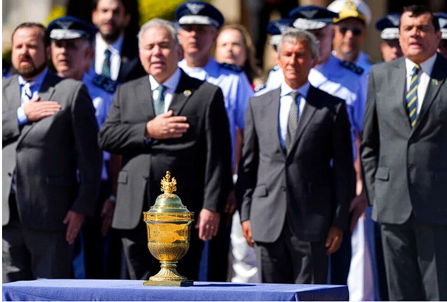 Altın vazoyu askeri uçak korudu! İçinde bakın ne var... Doğru tahmin etmek imkansız - Resim: 4