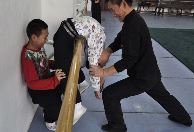 Onları ağlata ağlata esnetiyorlar - Resim: 2