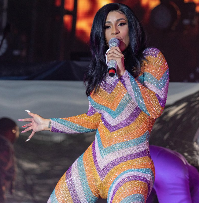 Dünyaca ünlü şarkıcı sahnede rezil oldu! Dans ederken kostümü yırtılınca... - Resim: 2