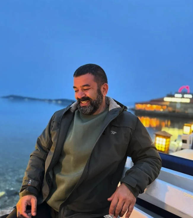 Bülent Şakrak kendisinden 16 yaş küçük sevgilisiyle o pozu verdi! Sosyal medya çalkalandı - Resim: 1