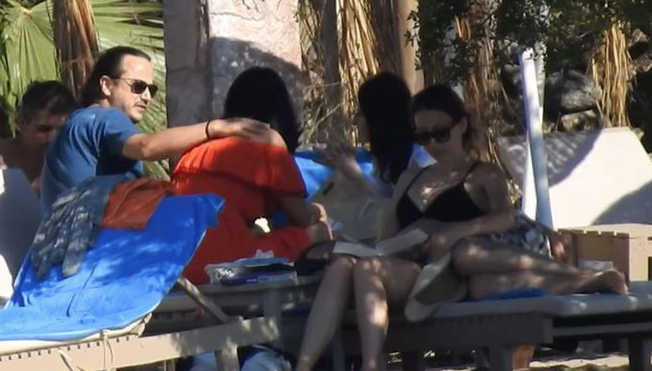 Plajda aşka geldi Deniz Çakır'ı öpücüklere boğdu! - Resim: 1