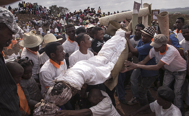 Ölüleri mezardan çıkarıp bakın ne yapıyorlardı.. Yasaklandı! - Resim: 1