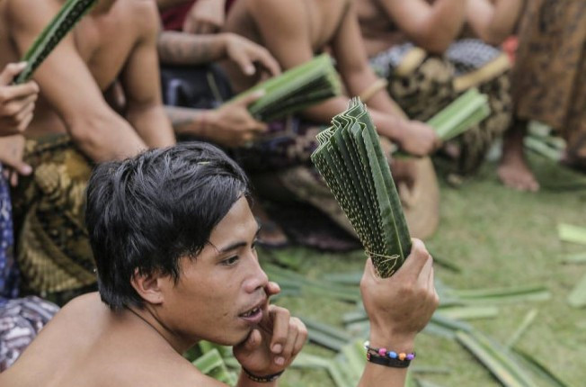 Bu nasıl gelenek birbirlerini dikenli telle dövüyorlar! - Resim: 4
