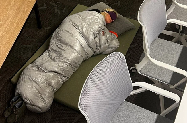 Şirkette uyuyan kadının hayatı değişti! Patronun gözüne girdi, öyle bir terfi aldı ki... - Resim: 3