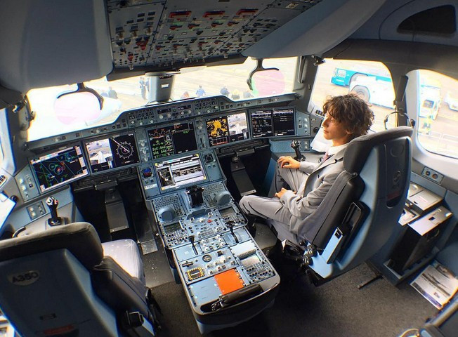 En kıyak iş onun uçakta VIP uçuyor üste de para alıyor - Resim: 1