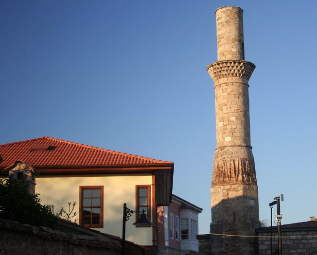 Antalya'nın kesik minaresine külah takıldı! 123 yıllık tarihe yapılan restorasyon isyan ettirdi - Resim: 2