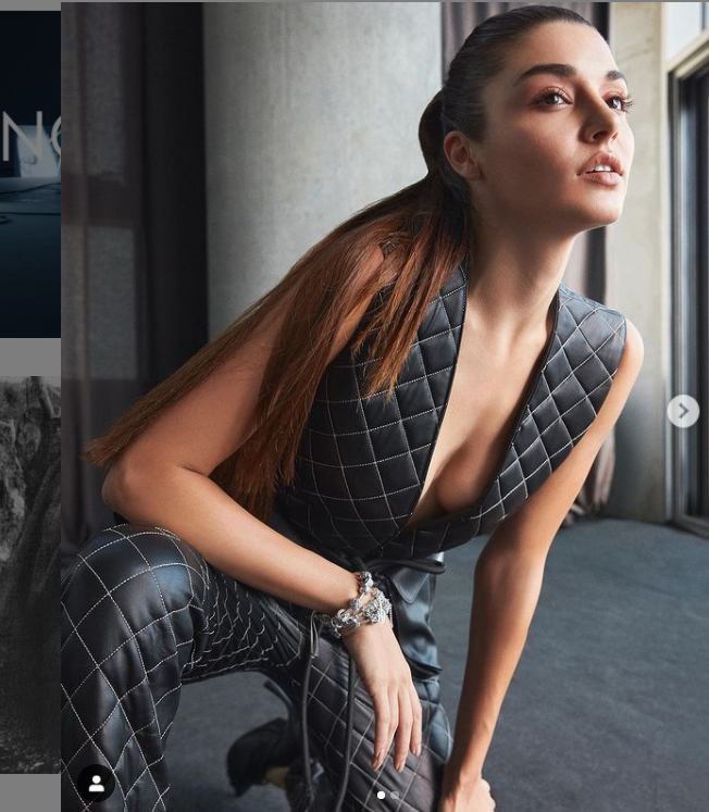 Hande Erçel mini siyah elbisesiyle sosyal medyada gündem oldu - Resim: 1