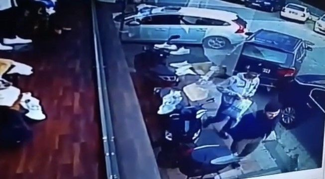 İstanbul’da yaşlı çifte hırsız şoku! 400 lirayı çalıp ellerini kolların sallayarak kaçtılar - Resim: 2