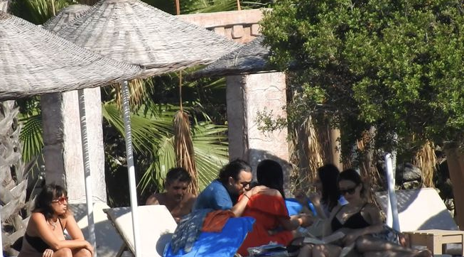 Plajda aşka geldi Deniz Çakır'ı öpücüklere boğdu! - Resim: 2