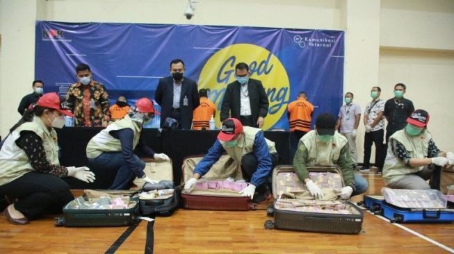 Yolsuzluk itirafı! Korona yardımlarını zimmetine geçiren bakan bavullar dolusu parayla teslim oldu - Resim: 3