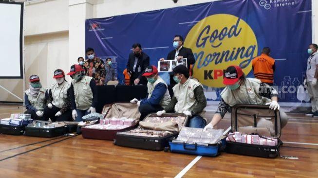 Yolsuzluk itirafı! Korona yardımlarını zimmetine geçiren bakan bavullar dolusu parayla teslim oldu - Resim: 4