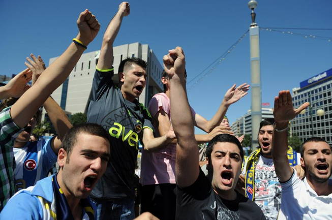 Sarı lacivert isyana gözaltı - Resim: 2