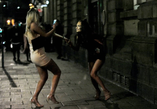 Yılbaşı partisinde eğlencenin dozu kaçtı! Skandal kareler - Resim: 4