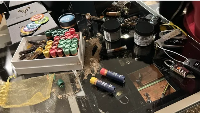 Oyuncu ve menajerler gözaltında! Evlerinden çıkanlara bakın neler var neler - Resim: 1