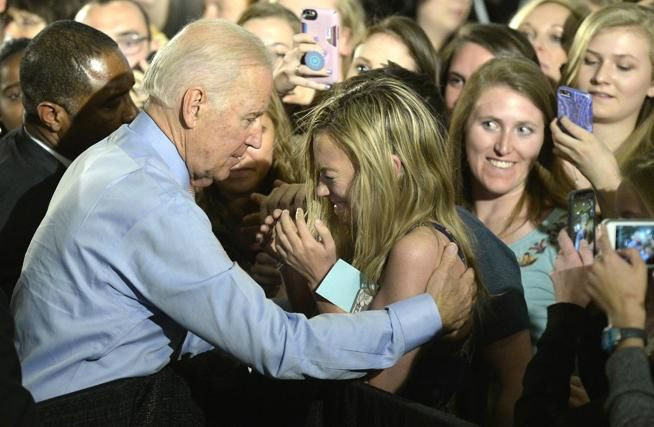 İki kadın Joe Biden'ı sarkıntılıkla suçladı ellerini omuzlarıma koyup... - Resim: 2