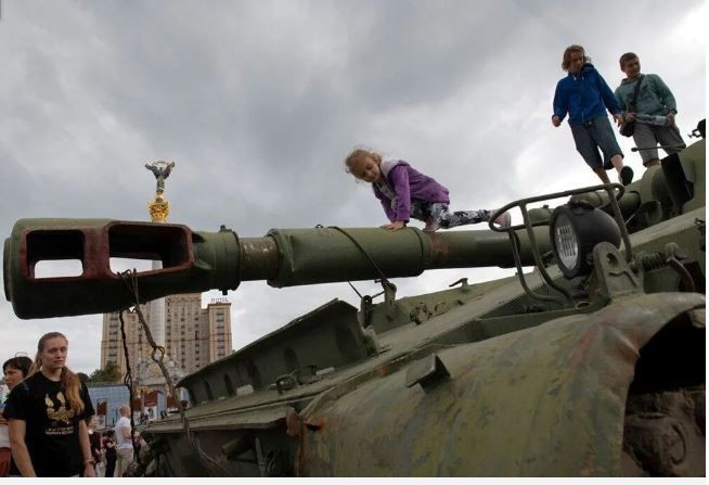 Yanan Rus tankları şehrin göbeğinde sergileniyor vatandaşlar fotoğraf çektiriyor - Resim: 1