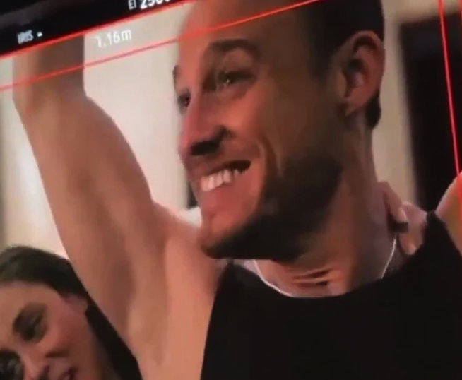 Öykü Karayel, Kerem Bursin'in koltuk altını yalayınca yer yerinden oynadı! O görüntülere tepki yağdı - Resim: 4