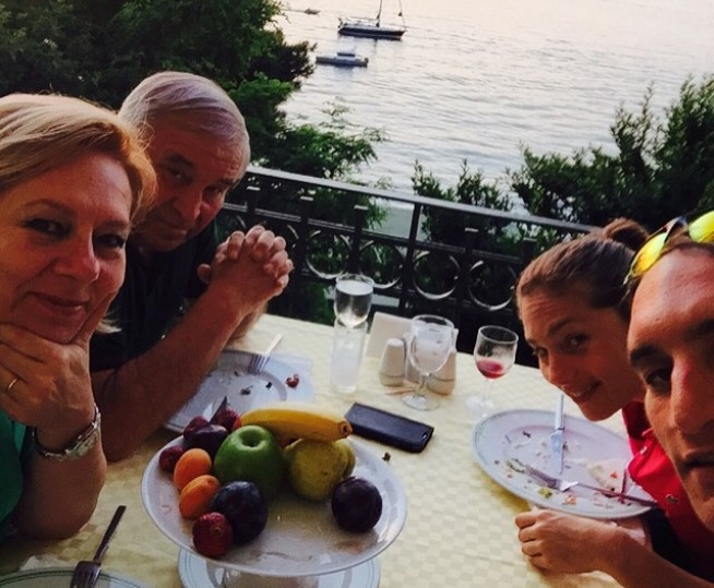 Nevşin Mengü bambaşka çıktı! Ailesiyle olan görüntüleri - Resim: 2