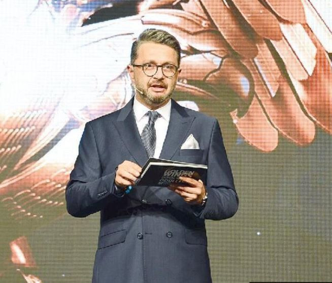 Hande Erçel ödül adı takipçiler bombaladı: Bacakların fotoşop, ödülü hak etmedin! - Resim: 2