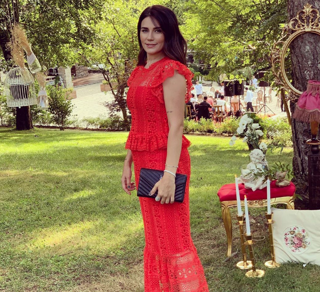 Mini etek giydiğine pişman oldu Buse Varol ve Alişan adeta topa tutuldu - Resim: 4