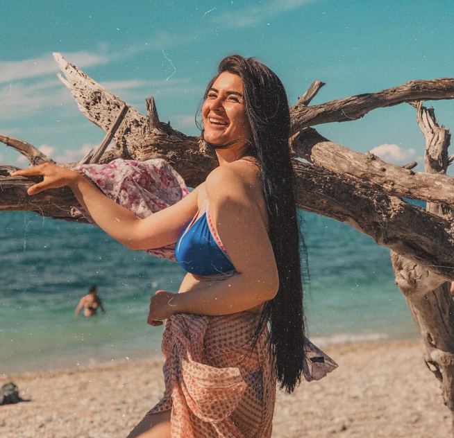 Hanife Gürdal'ın sütyeni takipçilerini çıldırttı sosyal medya ikiye bölündü - Resim: 2