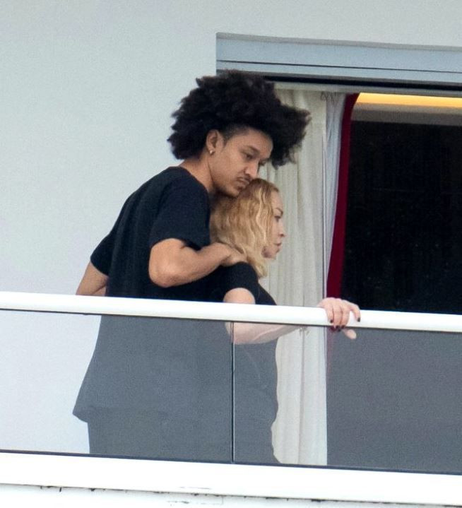 Madonna dansçısıyla balkonda fena yakalandı! Samimi halleri olay - Resim: 4