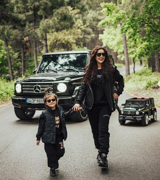 Dilan Polat ve Engin Polat'a ait lüks araçlar çekicilerle götürüldü, İstanbul İl Emniyet Müdürlüğünde sergilendi - Resim: 4