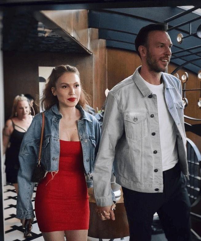 Duygu Özaslan, minisiyle eşinin kucağında poz verdi yorumlar yağmur oldu! "Zorsun ahir zaman" - Resim: 1