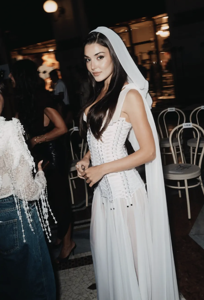 Hande Erçel Milano'da! Tarzı ile gecenin en dikkat çeken ismi oldu - Resim: 7