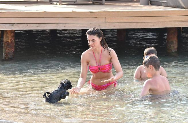 Burcu Özberk şimdi de Bodrum sahillerini salladı! Önce siyah, sonra pembe bikinisiyle göz doldurdu - Resim: 1