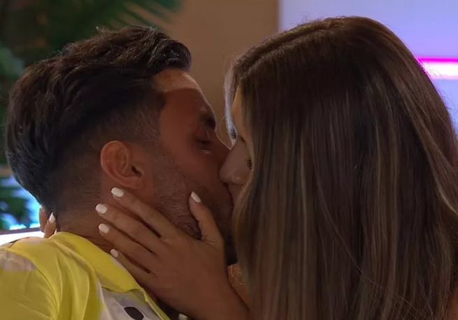 Türk kızı Ekin Su Cülcüloğlu Aşk Adası'nı birbirine kattı öpüşmediği yarışmacı kalmadı - Resim: 3