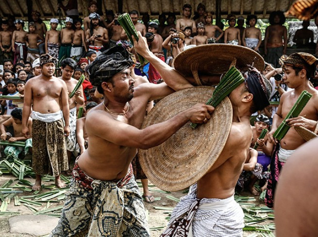 Bu nasıl gelenek birbirlerini dikenli telle dövüyorlar! - Resim: 2