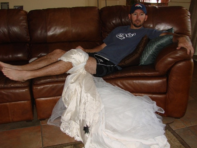 Eski karısının gelinliğine yapmadığını bırakmadı - Resim: 2