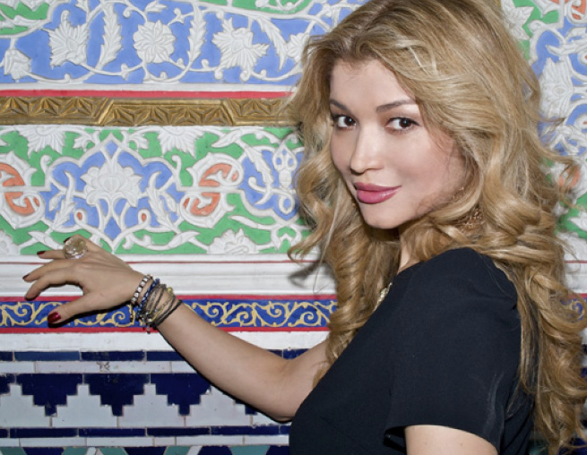 Eski Cumhurbaşkanı'nın kızı üzerinde bornozla yaka paça hapse atıldı! - Resim: 2