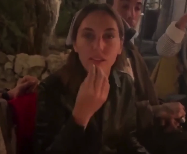 Öykü Karayel, Kerem Bursin'in koltuk altını yalayınca yer yerinden oynadı! O görüntülere tepki yağdı - Resim: 2