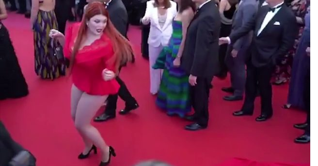 Eteğine basılınca iç çamaşırı ile kaldı herkese rezil oldu - Resim: 4