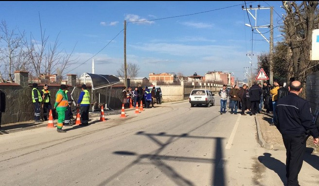 Otomobil durağa daldı ölü ve yaralılar var - Resim: 1