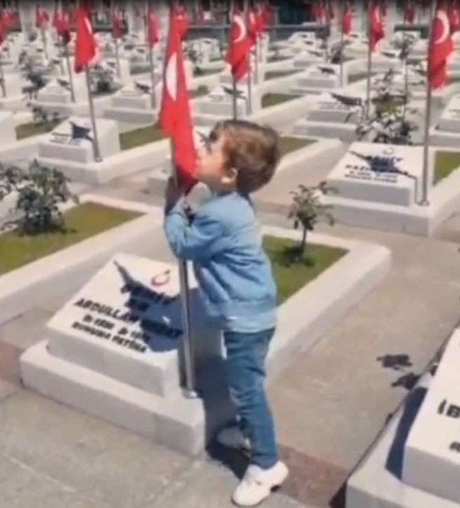 Minik İsmail'den duygulandıran şehitlik ziyareti - Resim: 4