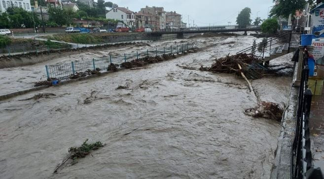 Karadeniz'i şiddetli sağanak vurdu! Köprüler yıkıldı, evleri su bastı AFAD 'üst katlara çıkın' dedi - Resim: 2