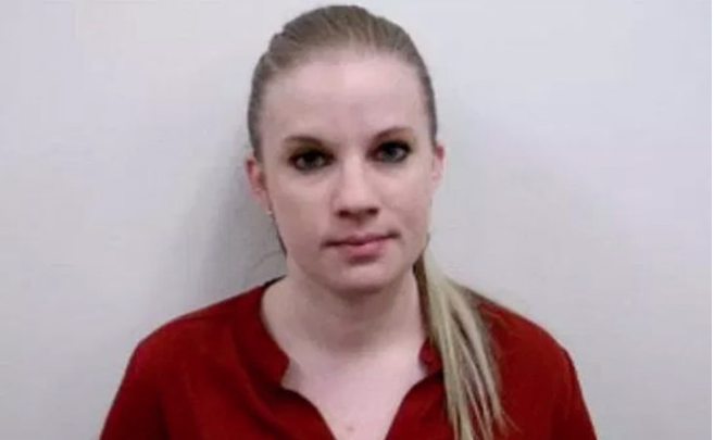 İki öğrencisiyle cinsel ilişkiye girerken kocasına yakalandı! Çıplak halde...  - Resim: 4