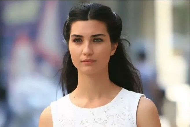 Tuba Büyüküstün Ali Güneş'le aşk mı yaşıyor o yorum dikkatlerden kaçmadı - Resim: 1