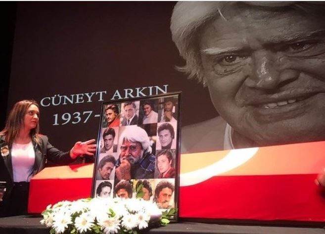 Cüneyt Arkın'ın cenazesinde eşi ve oğulları perişandı! Ünlüler akın etti kızı gelmedi - Resim: 1