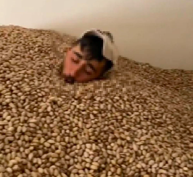 Fıstıkların içinde yüzdü yetmez gibi tükürdü! Fıstık deposunda rezillik - Resim: 2